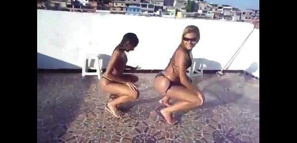  2 Sexy Brazilian Teens shaking ass